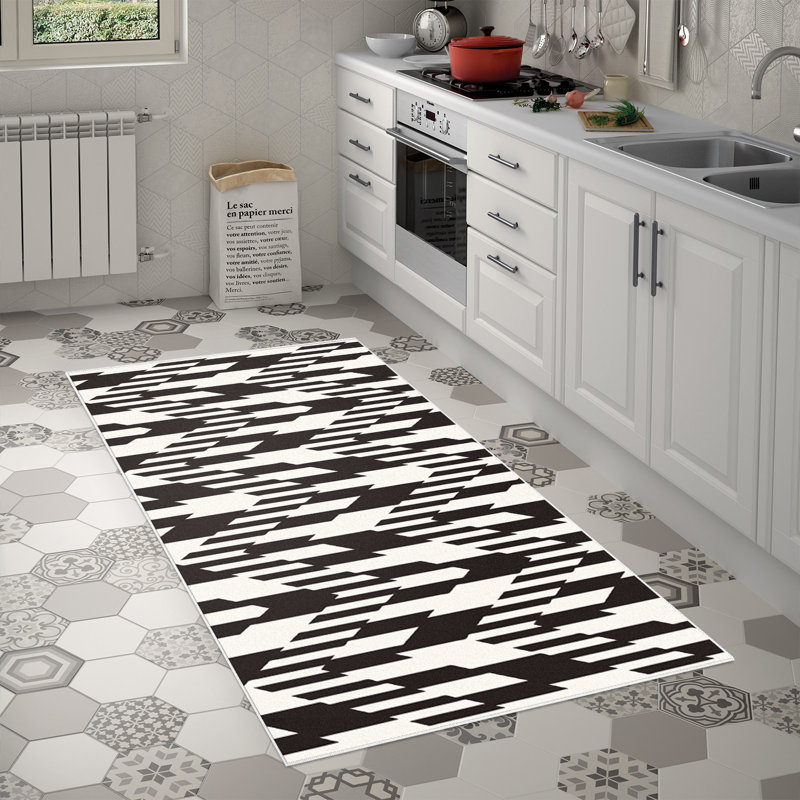 Tapis à chevrons en polyamide blanc / noir tissé à la machine, Rectangle 5 pi 3 po x 7 pi 7 po