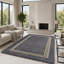 Tapis gris clair en fausse fourrure moelleuse, bordure grecque argentée, tapis de designer moderne-55801842