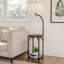 Lampe sur pied avec table de bout Winston Porter - Tablettes latérales rustiques modernes avec port de charge USB, ampoule DEL et abat-jour cylindrique - Lampes sur pied