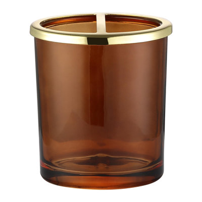 Collection d'accessoires de salle de bain en verre ambré H Halston : distributeur de savon moussant, pot à cotons-tiges lesté, porte-savon, vide-poches, porte-brosses à dents doré.