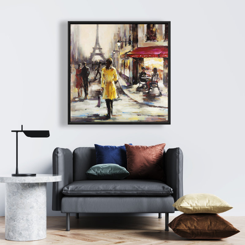 "Femme au manteau jaune qui marche dans la rue"