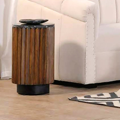 Charmante table d'appoint moderne avec une fonctionnalité polyvalente pour n'importe quelle pièce