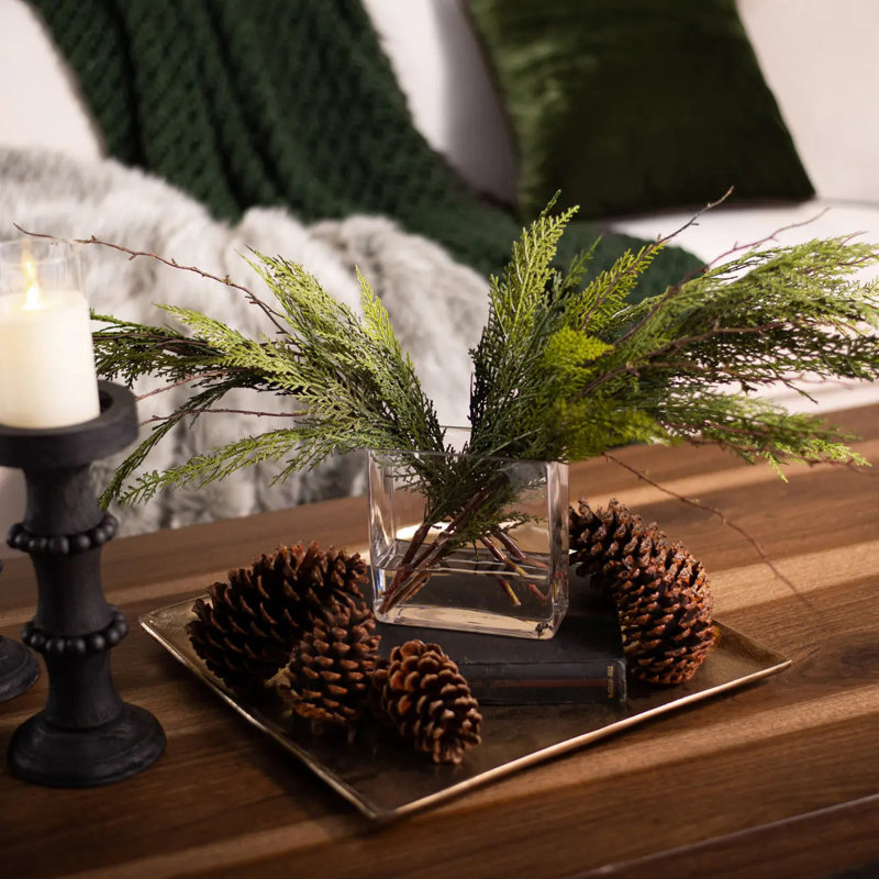 Arrangement d'illusion d'eau de Noël avec cèdre et branches Real Touch