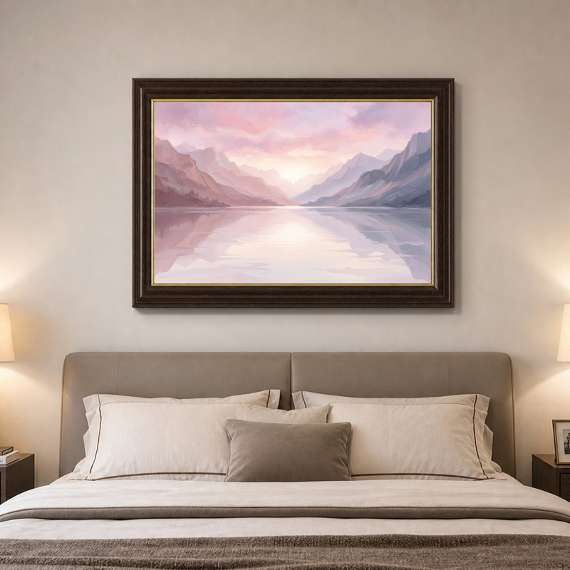 Toile murale représentant une chaîne de montagnes aux tons pastel roses et violets se reflétant sur un lac, H 16 po x l 24 po