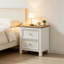 Table de chevet contemporaine en bois deux tons avec finition blanche et brune, deux tiroirs de rangement avec quincaillerie à glissière centrale pour le rangement dans la chambre à coucher
