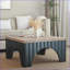 Table basse de style campagnard avec base arquée noire, plateau carré spacieux de 31,7 po pour le salon