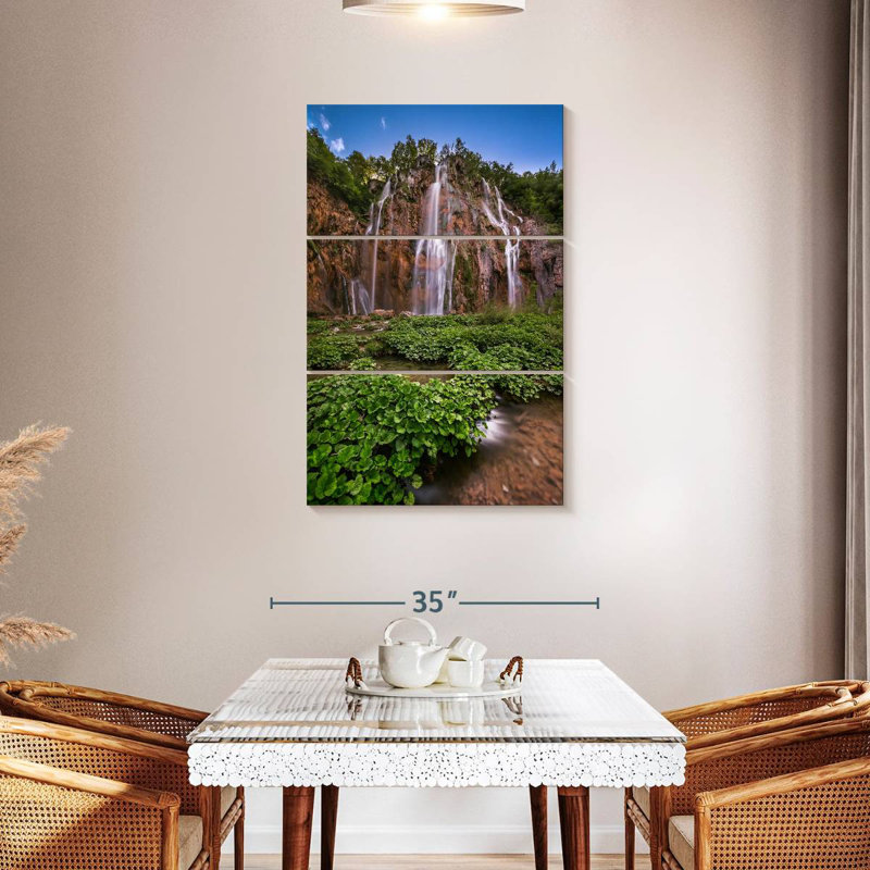 Cascade rocheuse dans le parc de Plitvice, H 45 po x l 28 po
