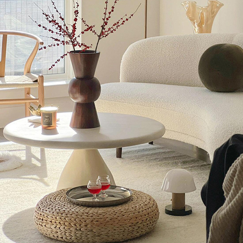 Table basse en résine crème marbrée