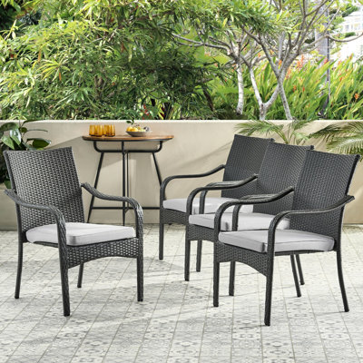 Chaises d'extérieur empilables en PE gris avec structure en fer, coussins argentés, conception de sièges confortables pour une utilisation en patio