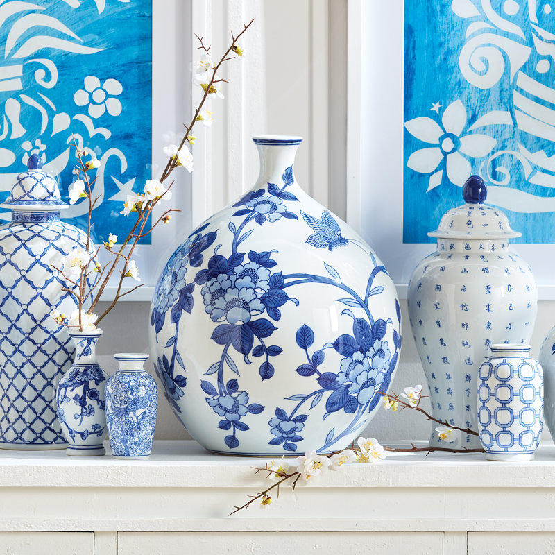Vase en porcelaine bleue et blanche 17,5 po