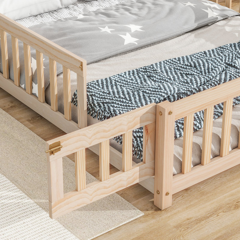 Lit de chambre à coucher avec tête de lit et clôture en bois naturel pour une atmosphère paisible