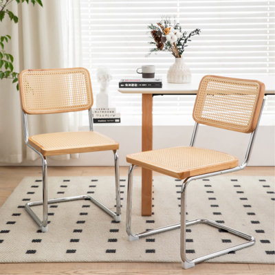 Ensemble de 2 chaises de salle à manger élégantes en velours et rotin avec pieds chromés, idéales pour les espaces modernes et contemporains.