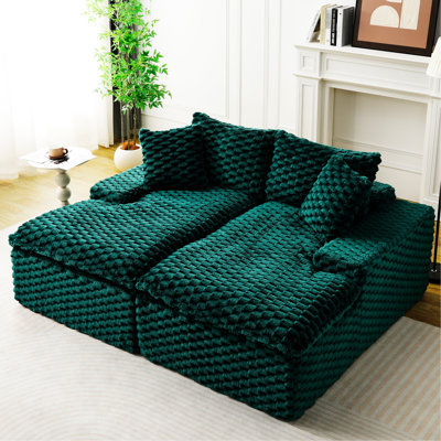 Chaise longue double recouverte de velours tortue, garnie de mousse comprimée, confortable pour 2 personnes dans un coin salon.