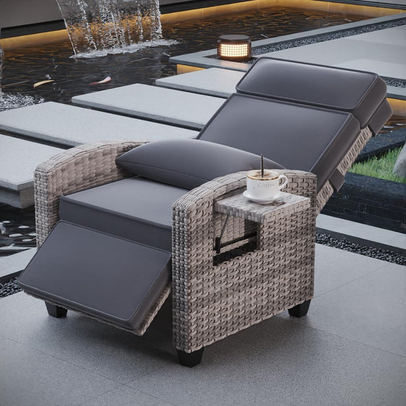 Chaise de patio inclinable en rotin avec dossier réglable, table à plat à 150 ° et table rabattable