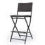 Chaise pliante d'extérieur en osier et tabourets de bar en rotin