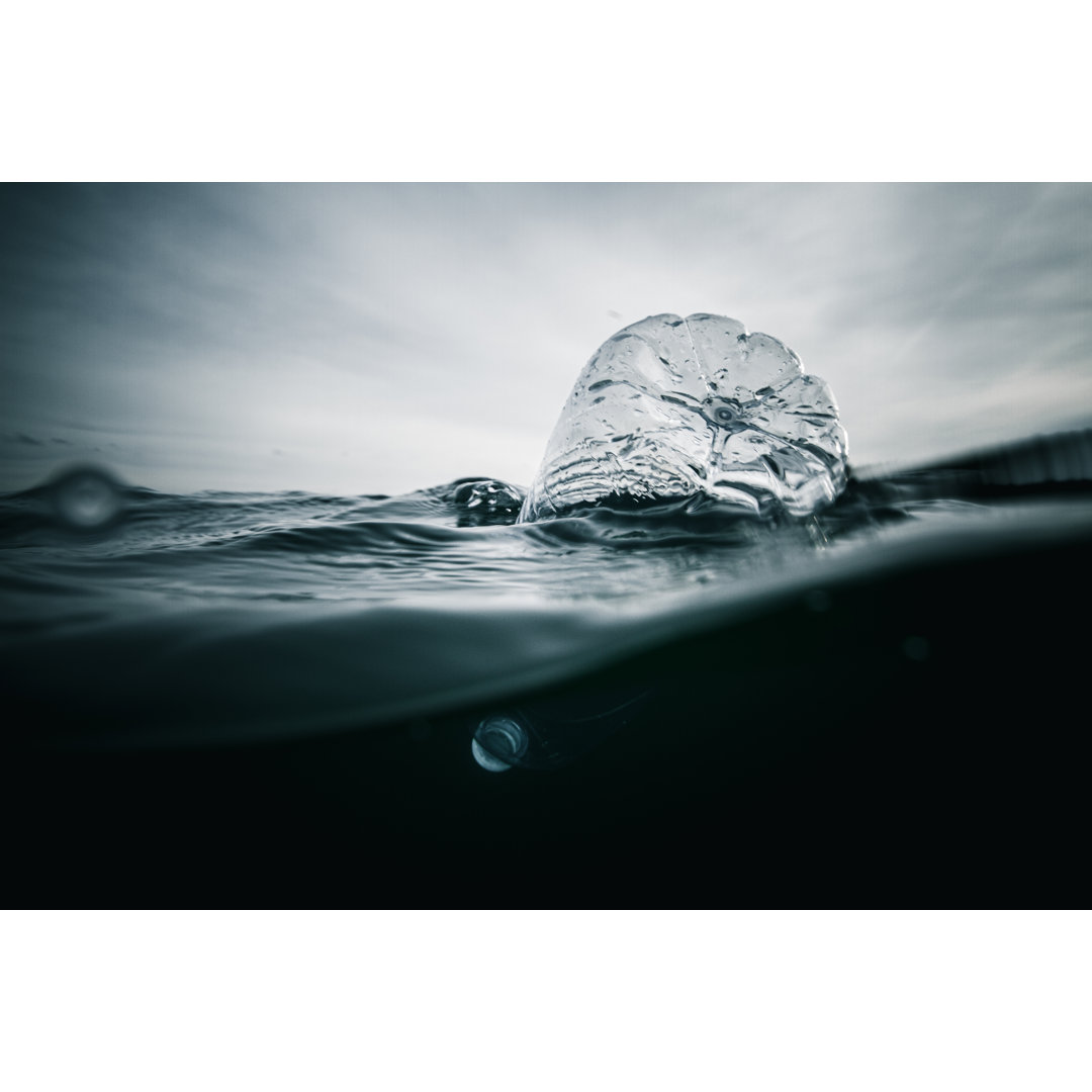 Plastik im Ozean von Jonathanfilskov-photography - Druck ohne Rahmen auf Leinwand