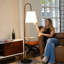 Lampe sur pied noire avec table en bois intégrée et interrupteur rotatif