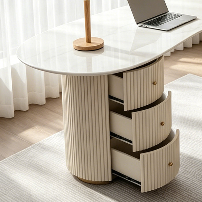 Bureau moderne en pierre frittée irrégulière avec tiroir moderne, pieds en panneau de densité enveloppé de similicuir blanc, bureau d'écriture courbé luxueux pour bureau à domicile
