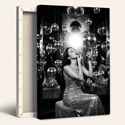 Femme en robe à paillettes au milieu de boules disco - Tableau sur toile noir et blanc