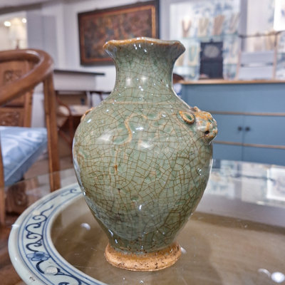 Vase en porcelaine avec glacis craquelé