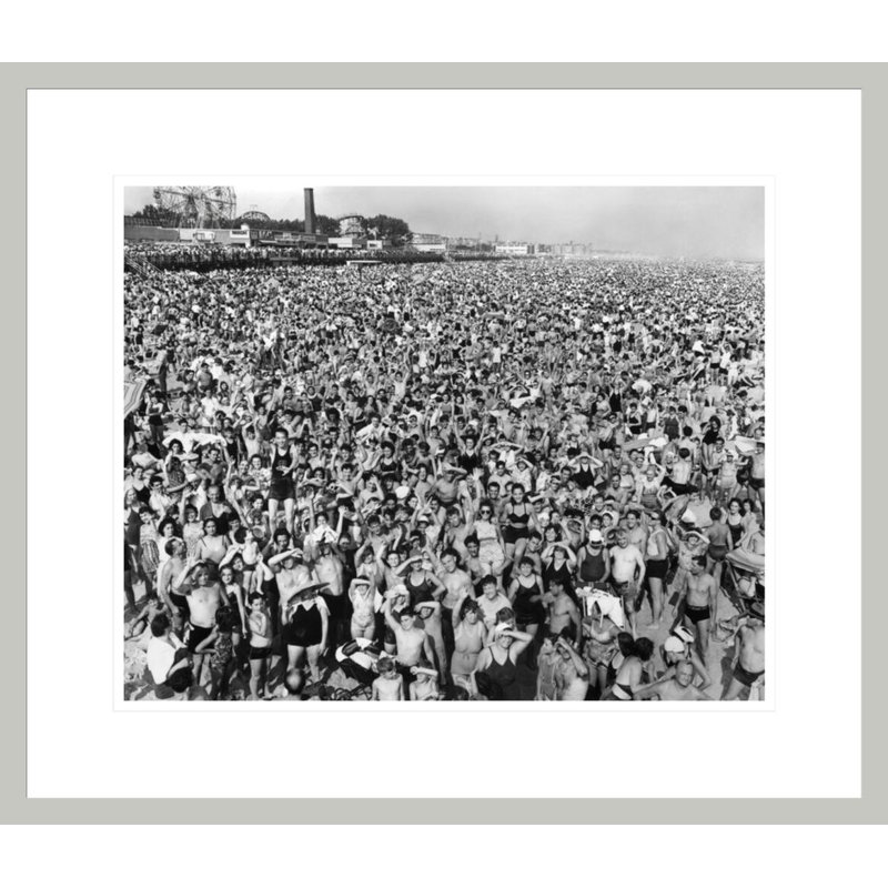 [Foule de l'après-midi à Coney Island Brooklyn] par Weegee, impression giclée encadrée, H 17,75 po x l 20,68 po