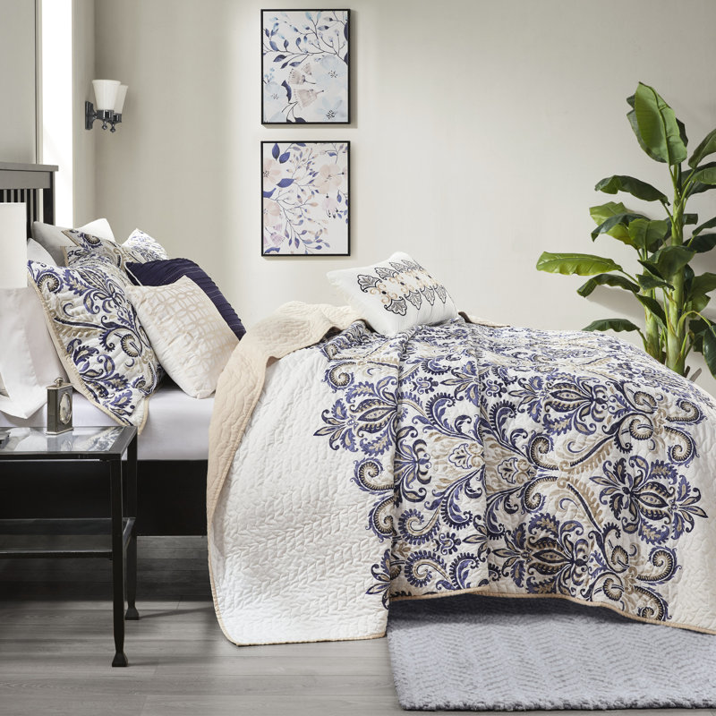 Courtepointe avec coussins, bleu marine / brun clair, double / grand. Motif cachemire 100% microfibre. Revers brossé. 2 taies décoratives, 3 coussins décoratifs. Courtepointe moderne 6 pièces bleu marine / brun clair Spot Clean