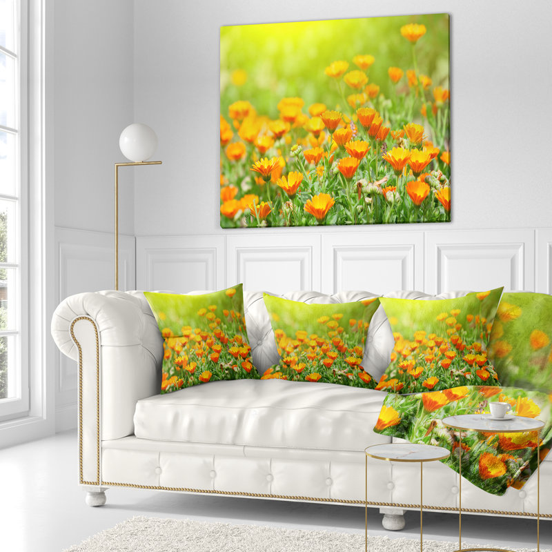 Coussin floral fleurs marigold, 16 po x 1 po, Coussin décoratif