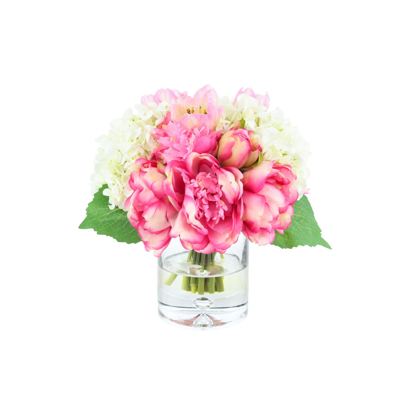 Pivoines, tulipes et hortensias dans un vase en verre
