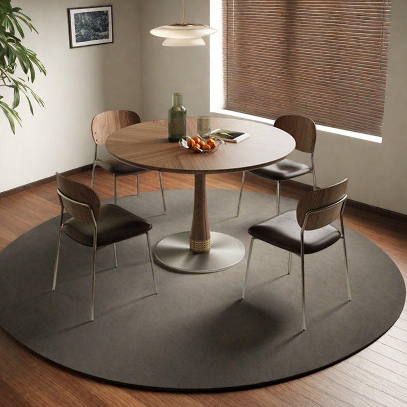 Table de salle à manger de style médiéval