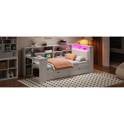 Lit plateforme simple en bois massif avec tête de lit tapissier, 8 tablettes de rangement, 2 tiroirs, station de charge, DEL et bureau, espaces de coussin blanc et beige, encastré