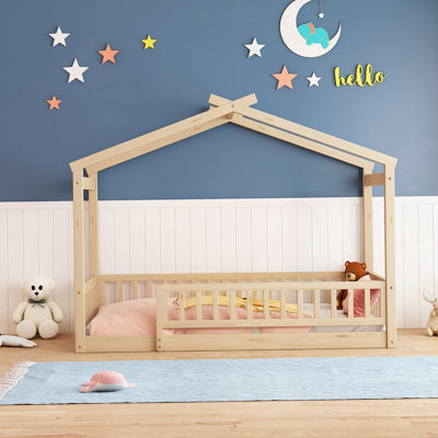 Lit pour jeunes Mirian en bois massif avec clôture, lit maison, lit plateforme