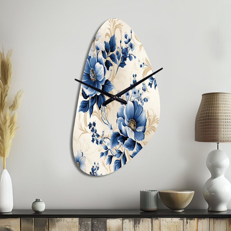 Motif victorien de treillis de camée bleu cobalt - horloge murale asymétrique florale en métal, impression d'horloge murale de forme unique Cottage