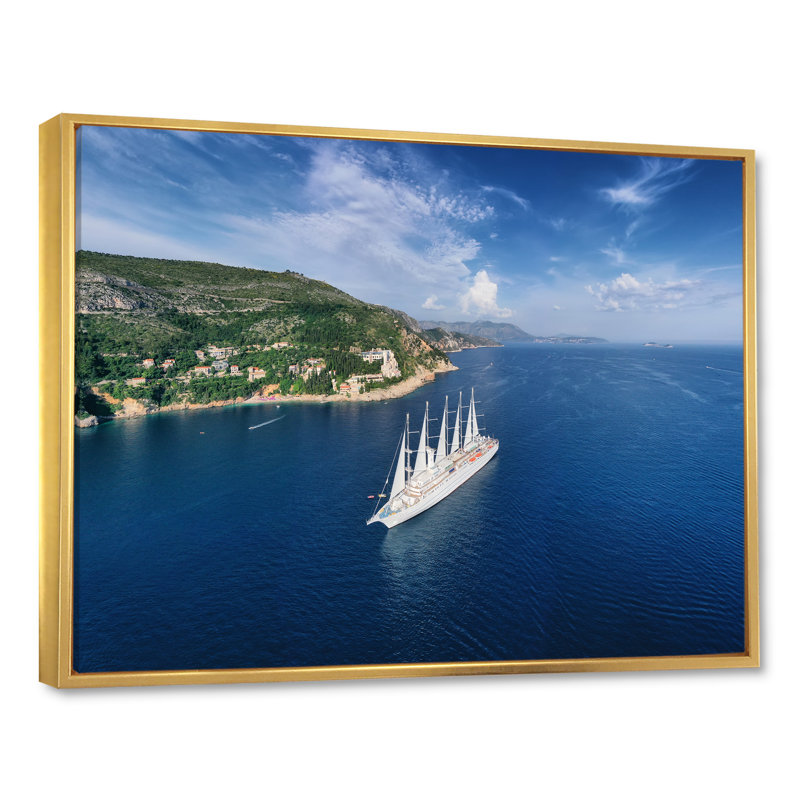 Bateau de croisière avec voiles en Croatie sur toile, H 24 po x l 32 po, Cadre flottant doré