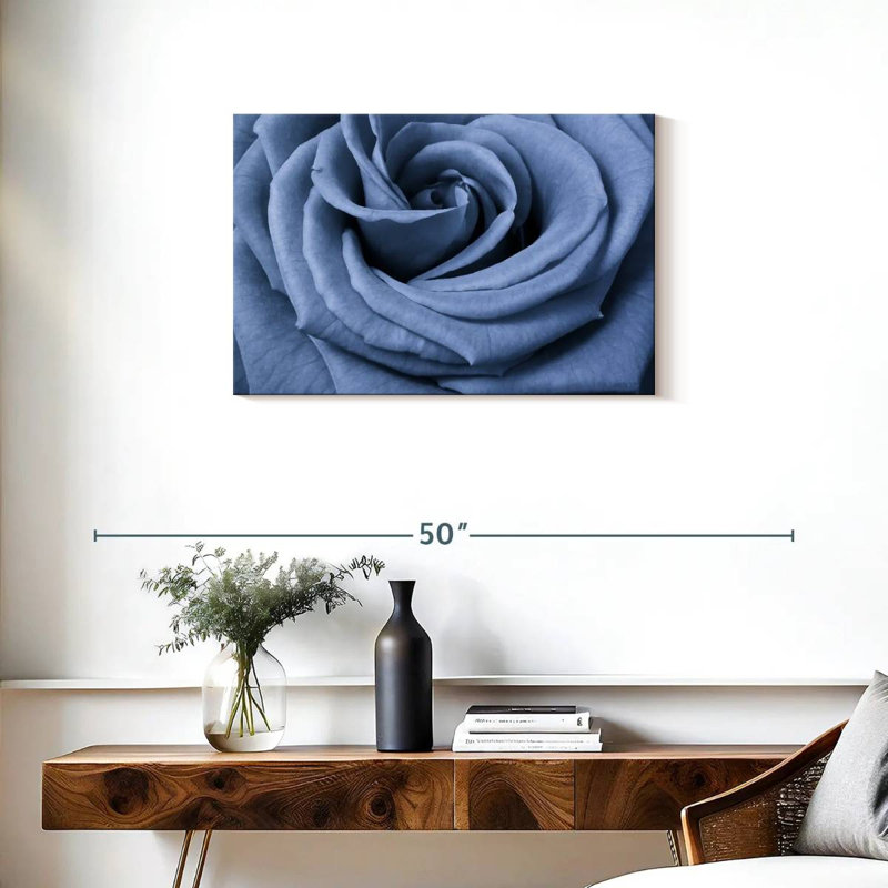 Rose bleue Harnek en gros plan, H 20 po x l 30 po