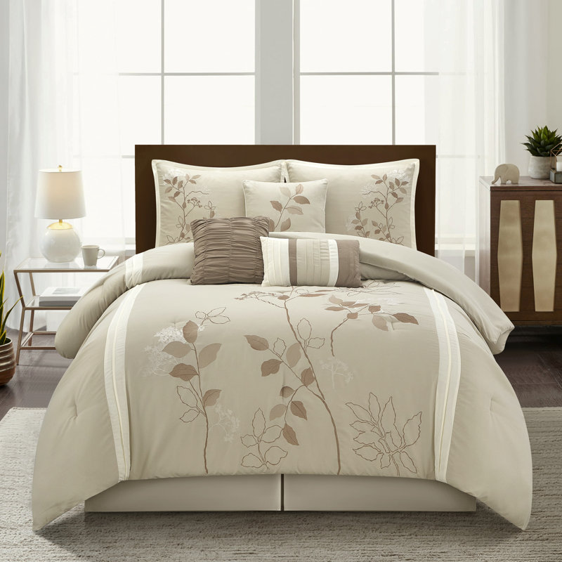 Ensemble d'édredon floral 7 pièces Anissa, Grand édredon et 6 pièces supplémentaires, Beige