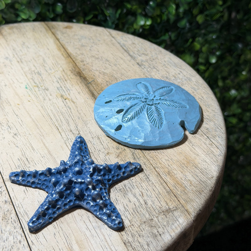 Jeu de morpion côtier avec pièces en bois blanchi et en résine bleue représentant la mer, 29,8 cm de large