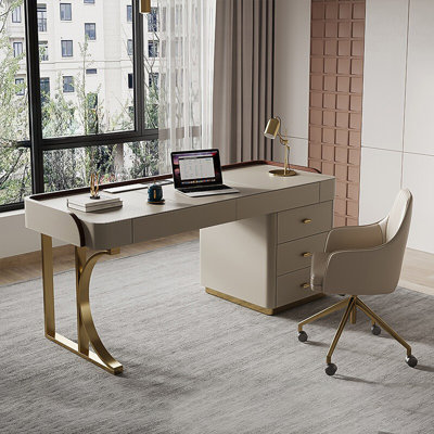 Bureau de 120 cm (47,24 po) en cuir sellier léger de luxe – Piètement en bois massif multicouche, pieds en métal plaqué or, prise électrique intégrée, caisson latéral amovible à plusieurs tiroirs, bureau moderne pour la maison, l'étude et le travail.