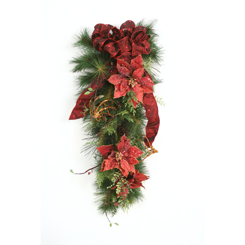 Ornement en pin avec poinsettias, baies et ruban bourgogne
