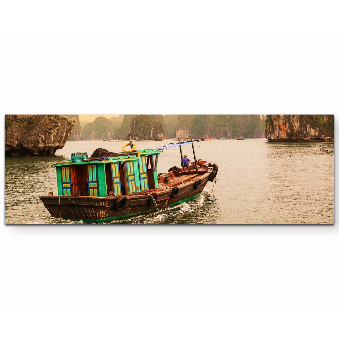 Leinwandbild Halong-Bucht mit buntem Boot - Vietnam