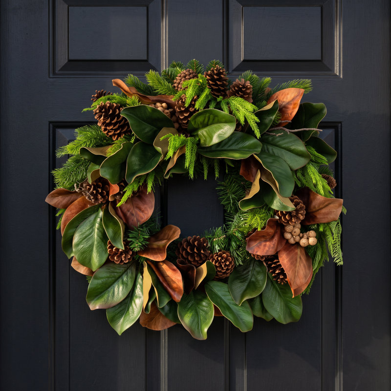 Couronne des Fêtes avec feuilles de magnolia et pommes de pin