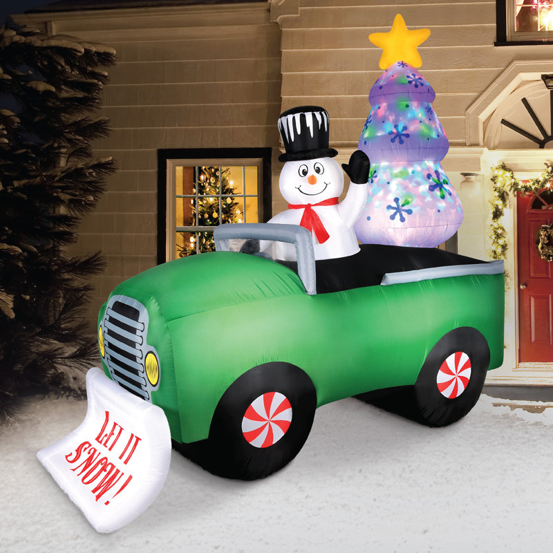 Bonhomme de neige gonflable de Noël de 8 pieds dans un camion de neige The Holiday Aisle®