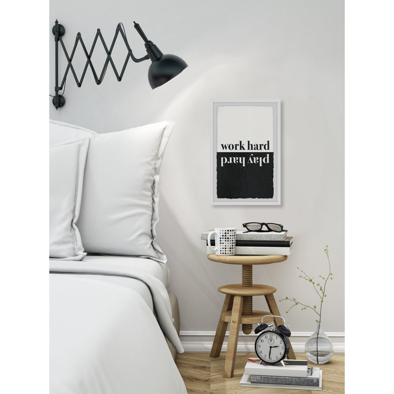 Reproduction d’art textuel sur papier encadrée « Play Hard Play Hard » par Diana Alcala, H 24 po x l 16 po x P 1,5 po