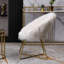 Chaise moderne en fausse fourrure blanche avec coussin - structure de traîneau dorée, protecteur de plancher, aspect élégant, siège rembourré Scratch-Flair et garde-corps en métal
