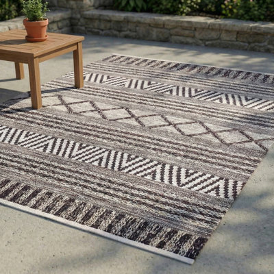Tapis à motif géométrique marocain beige Thambiah