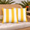 2 coussins d'extérieur de 18 po x 18 po avec coussins de patio pour le jardin, le porche et les meubles de piscine - jaune / blanc