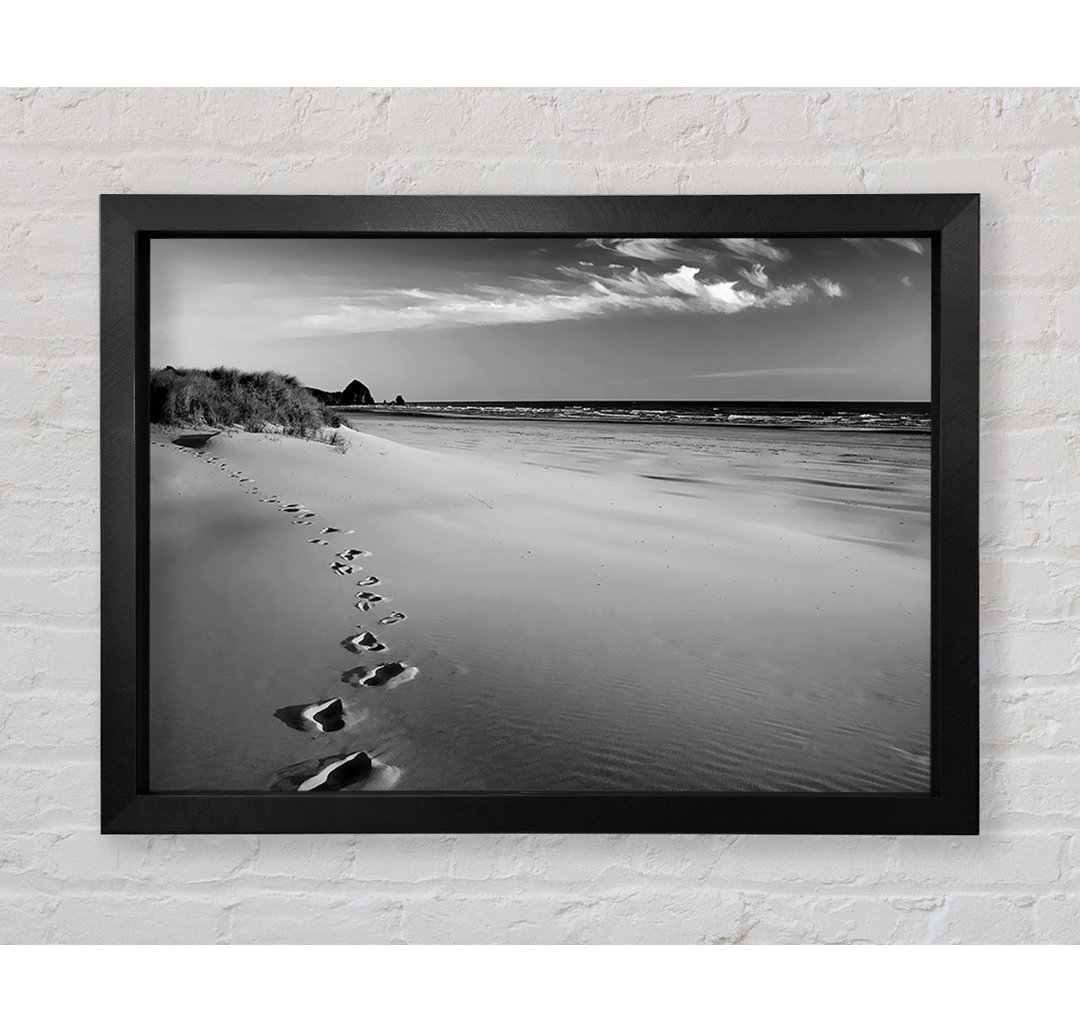 Gerahmter Fotodruck Footprints B N W