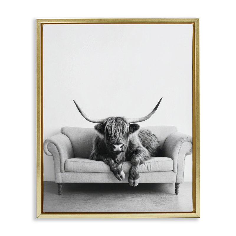 «Highland Cow on Couch», art mural encadré sur toile flottante, design par Petal Prints Design, H 21 po x l 17 po