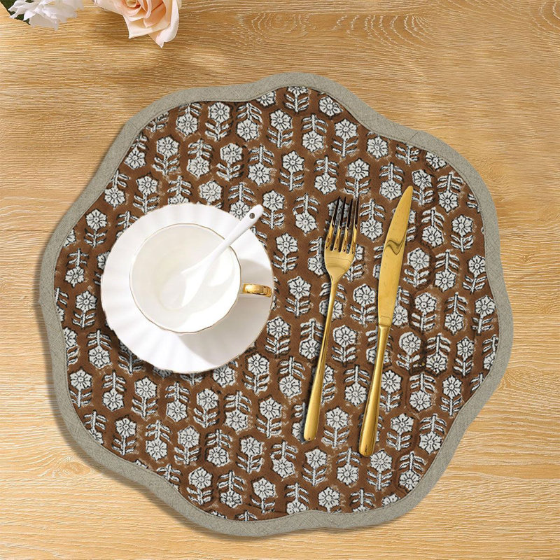 Tapis de table festonné de luxe 15 po Fabividine - Tulsi Buti