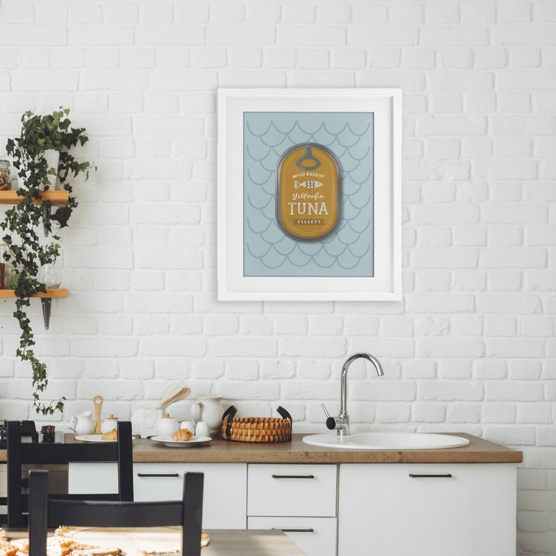 Reproduction sous-marine de thon nautique encadrée sous verre, design par Sandra Picco, H 21 po x l 17 po, Cadre blanc côtier