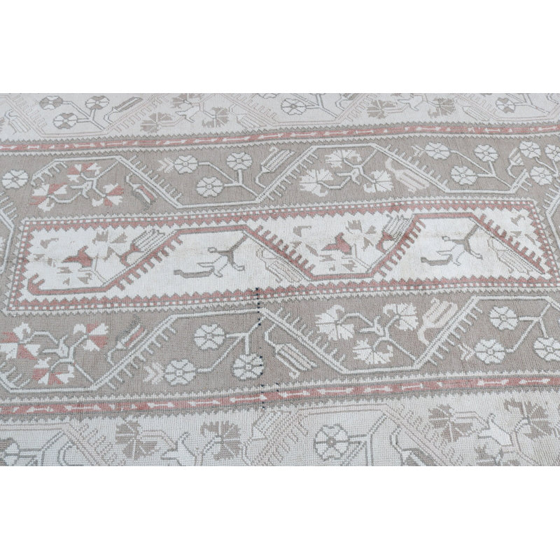 Le tapis traditionnel turc beige rehausse le charme rétro des salons avec un décor bohème